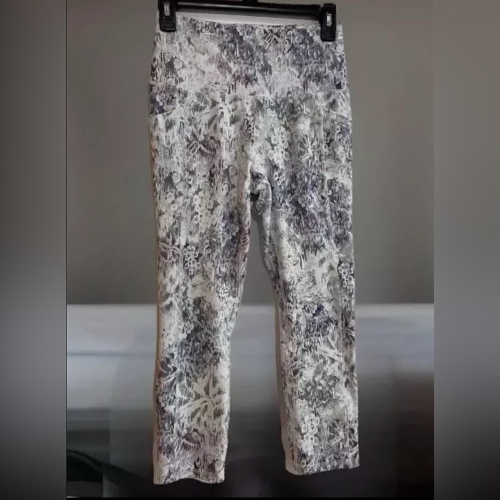 EUC Reebox Active Yoga Super Soft Leggings Crop White Gray Purple Abstract S/P